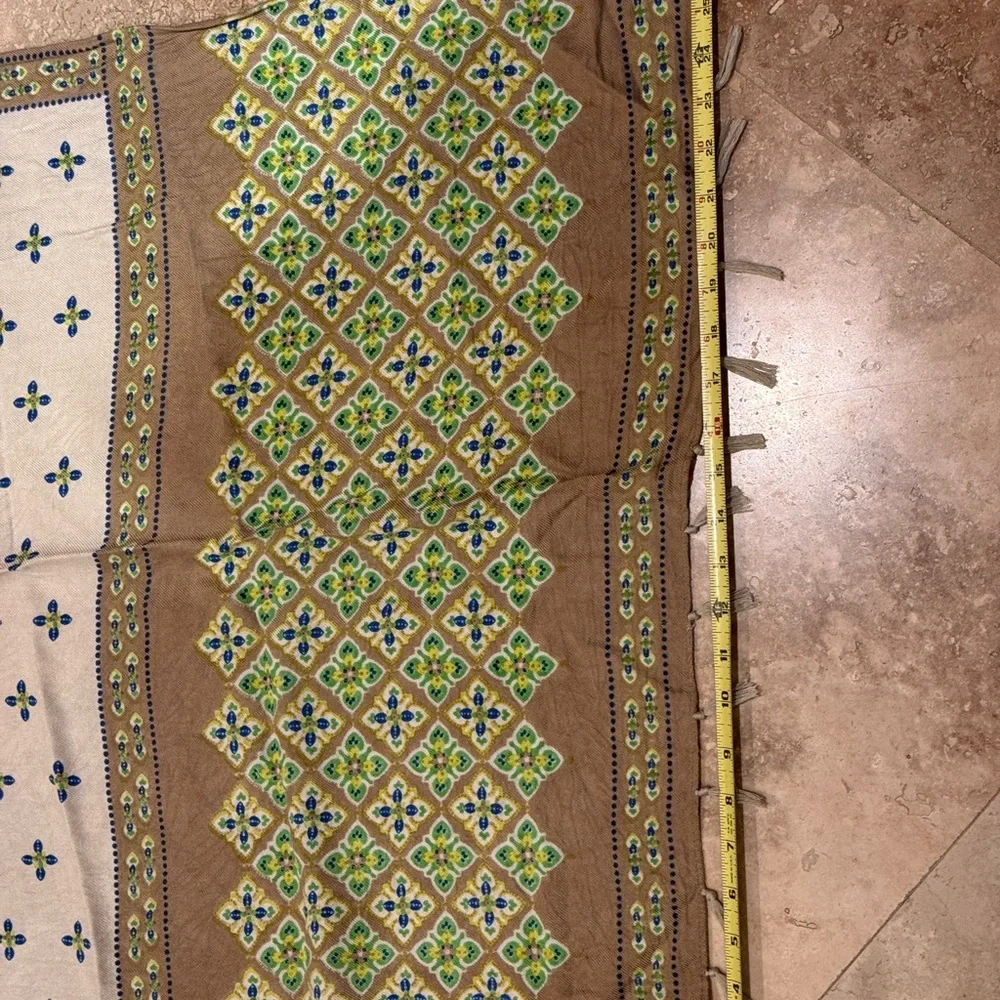 Chic Large Patterned Scarf - Picture 5 of 6